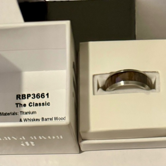 NWT BP “The Classic” Men’s Titanium and Whiskey Barrel Wood Ring SZ 8 - Picture 4 of 7
